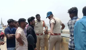 Suicide | జూరాల 51వ గేటు వద్ద బైక్‌.. యువకుడి కోసం గాలింపు చర్యలు